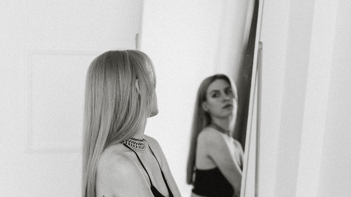 Чому мозок залипає в тривожних думках?