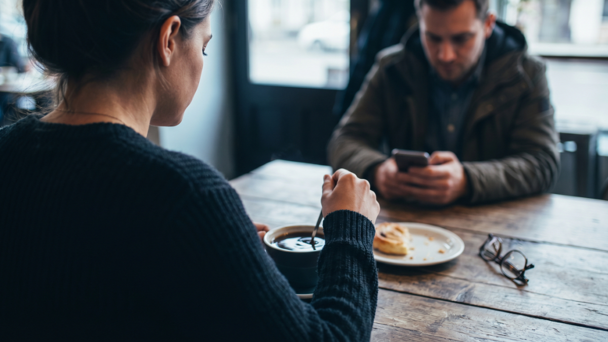 ¿Por qué me siento sola en mi relación? Siete señales que merecen atención